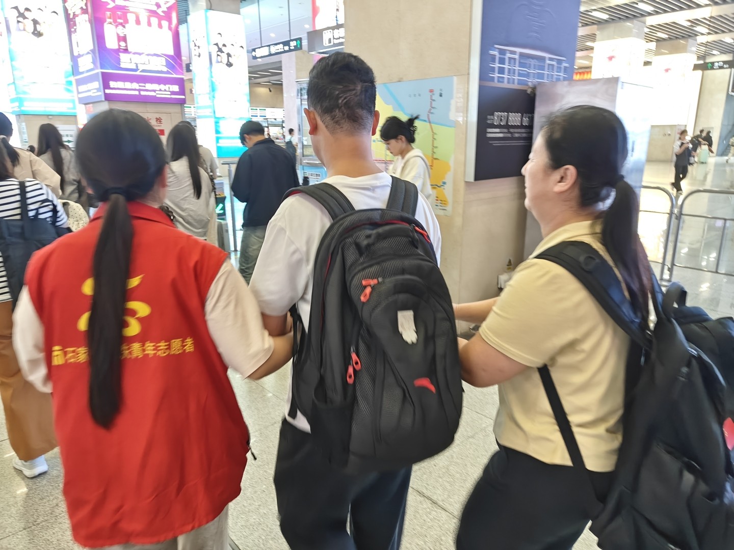引导盲人乘客乘车1 9.26.jpg